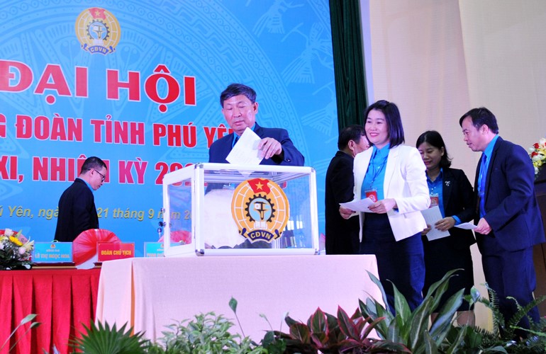 Đoàn chủ tịch đại hội bỏ phiếu bầu Ban Chấp hành LĐLĐ tỉnh khóa XI.  Ảnh: ANH NGỌC