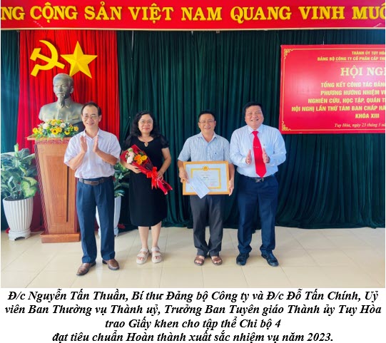 Đ/c Nguyễn Tấn Thuần, Bí thư Đảng bộ Công ty và Đ/c Đỗ Tấn Chính, Uỷ viên Ban Thường vụ Thành uỷ, Trưởng Ban Tuyên giáo Thành ủy Tuy Hòa trao Giấy khen cho tập thể Chi bộ 4  đạt tiêu chuẩn Hoàn thành xuất sắc nhiệm vụ năm 2023.