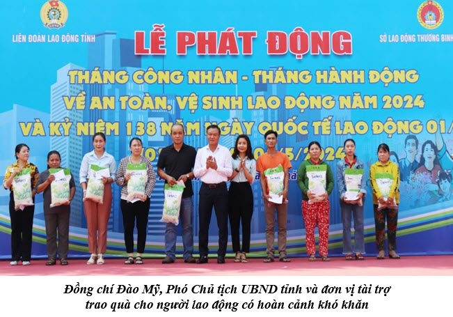 Đồng chí Đào Mỹ, Phó Chủ tịch UBND tỉnh và đơn vị tài trợ  trao quà cho người lao động có hoàn cảnh khó khăn