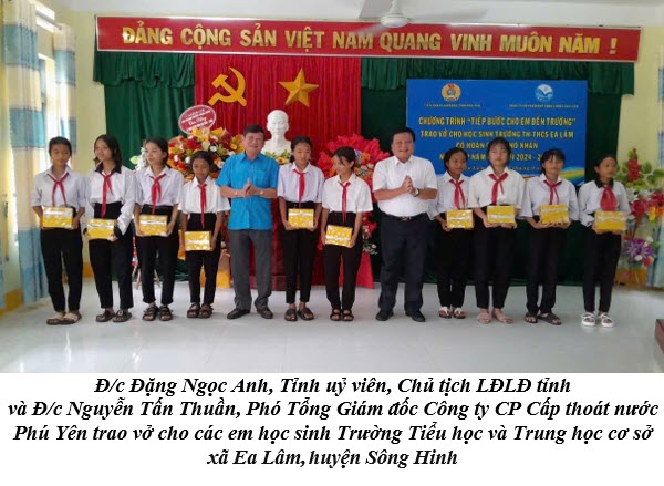 Công ty CP Cấp thoát nước Phú Yên đồng hành cùng LĐLĐ tỉnh trao tặng  vở cho học sinh Trường Tiểu học và Trung học cơ sở xã Ea Lâm, huyện Sông Hinh có hoàn cảnh khó khăn 