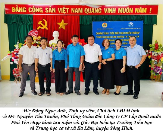 Đ/c Đặng Ngọc Anh, Tỉnh uỷ viên, Chủ tịch LĐLĐ tỉnh  và Đ/c Nguyễn Tấn Thuần, Phó Tổng Giám đốc Công ty CP Cấp thoát nước Phú Yên chụp hình lưu niệm với Qúy Đại biểu tại Trường Tiểu học  và Trung học cơ sở xã Ea Lâm, huyện Sông Hinh.