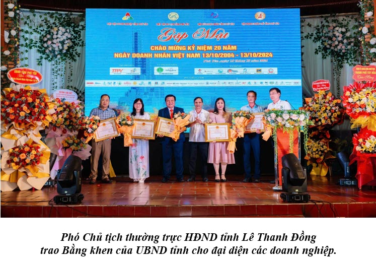 UBND tỉnh Phú Yên tặng Bằng khen cho Công ty CP Cấp thoát nước Phú Yên tại chương trình gặp mặt chào mừng kỷ niệm 20 năm Ngày doanh nhân Việt Nam (13/10/2004 - 13/10/2024).