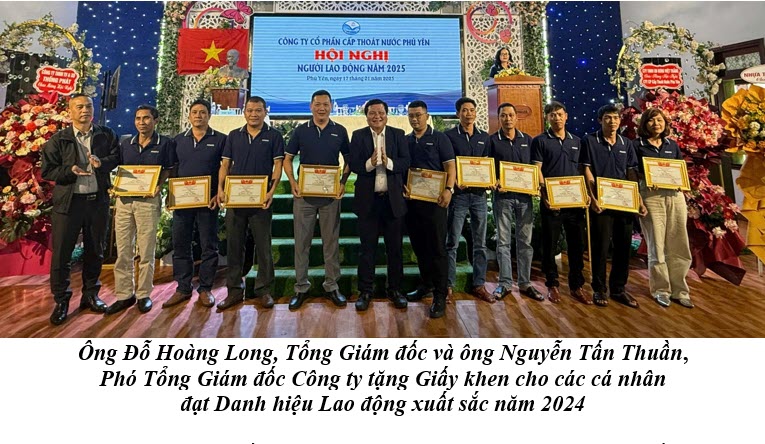 Ông Đỗ Hoàng Long, Tổng Giám đốc và ông Nguyễn Tấn Thuần,  Phó Tổng Giám đốc Công ty tặng Giấy khen cho các cá nhân  đạt Danh hiệu Lao động xuất sắc năm 2024