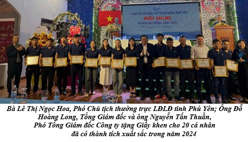 Bà Lê Thị Ngọc Hoa, Phó Chủ tịch thường trực LĐLĐ tỉnh Phú Yên; Ông Đỗ Hoàng Long, Tổng Giám đốc và ông Nguyễn Tấn Thuần,  Phó Tổng Giám đốc Công ty tặng Giấy khen cho 20 cá nhân  đã có thành tích xuất sắc trong năm 2024